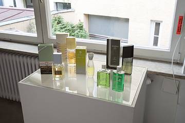 Christian Hanussek/Salifou Lindou, «Parfums», 2009, Installation aus ca. 20 Parfumflakons und -verpackungen. Foto: Katrin Schilling